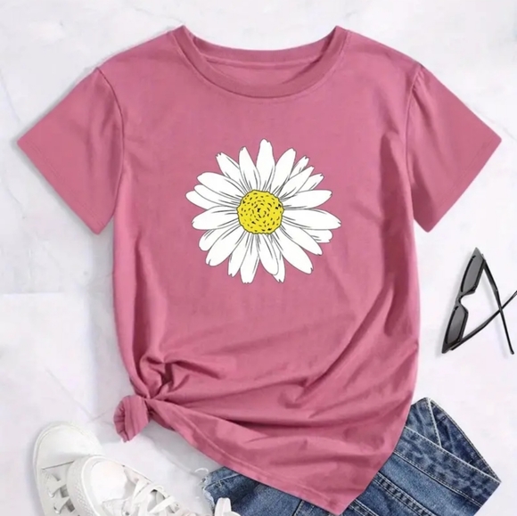 Tops - NWOT Daisy Print Tee